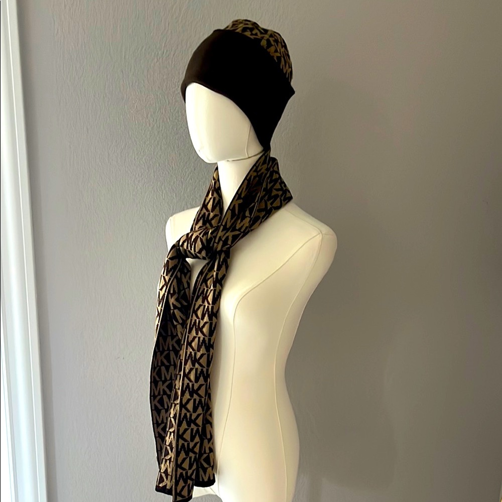 MICHEAL KORS scarf and beanie monogram set